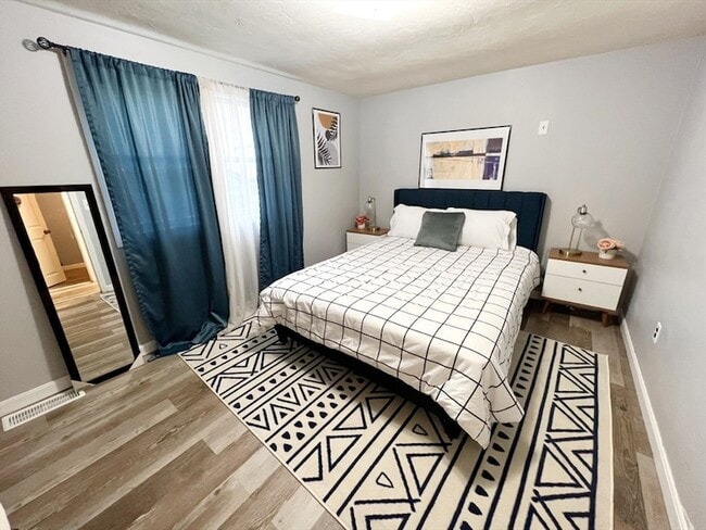 Photo - 904 Main St Apartment