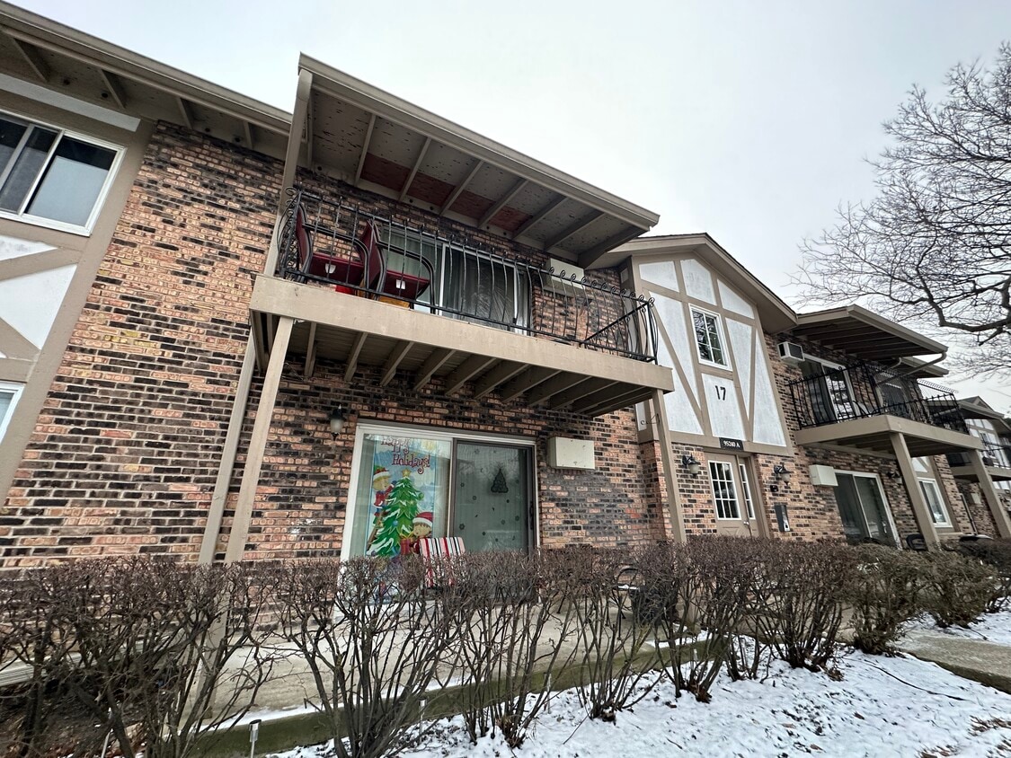 9 Lake Dr Unit 9S240 Lake Dr, 1710, Willowbrook, IL 60527 Condo for Rent in Willowbrook, IL