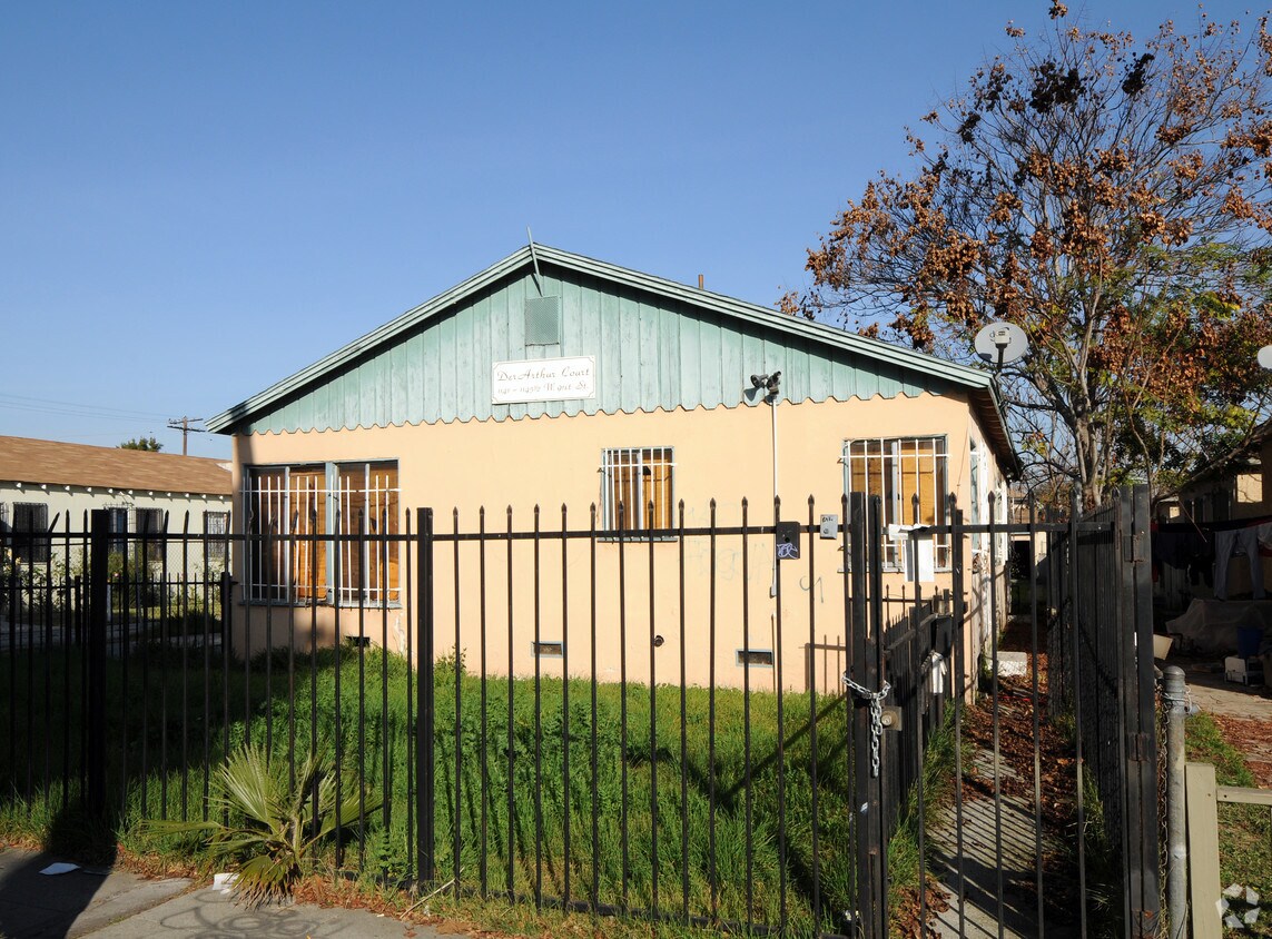 Foto del edificio - 5 Unit Apartment Bldg