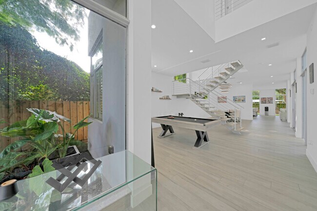 Foto del edificio - 5720 Coral Way