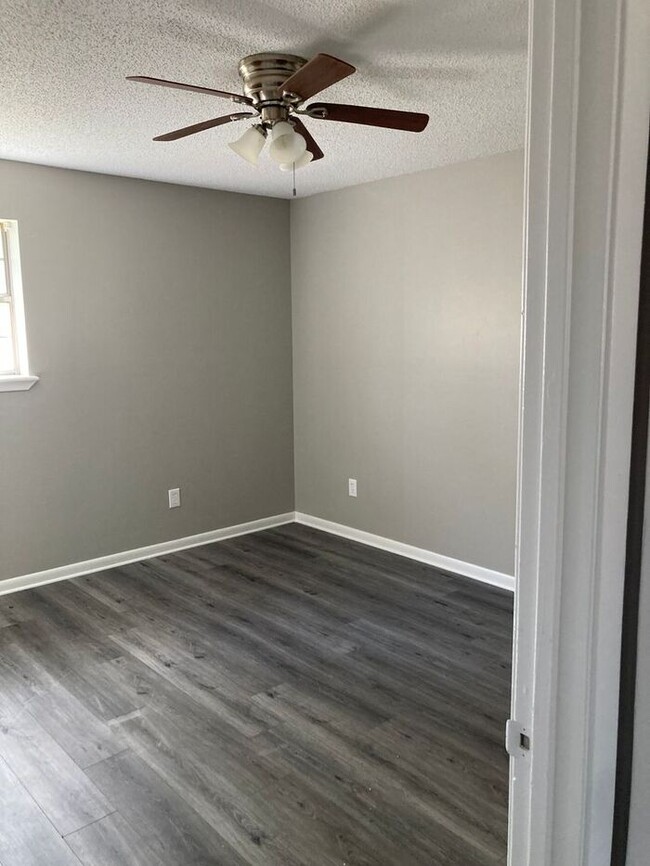 Building Photo - 2 Bd, 1 Ba Duplex, in Ward