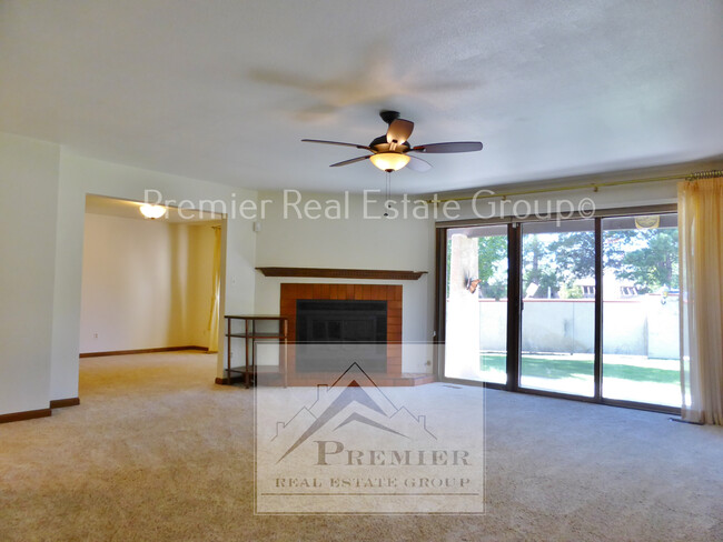 Foto del edificio - 3129 Broadmoor Valley Rd