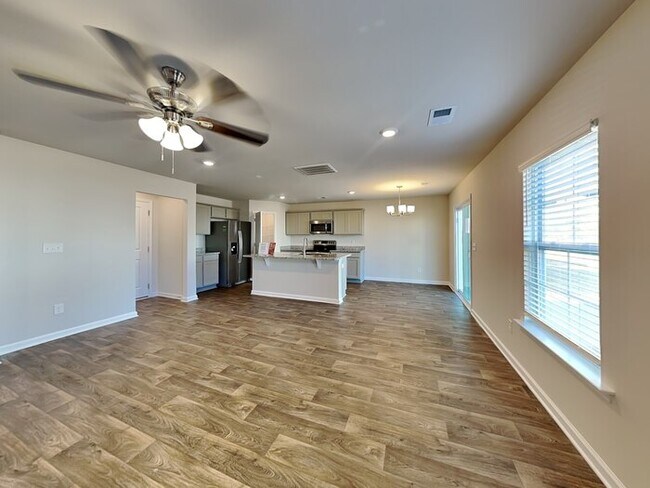 Foto del edificio - Spacious home with large backyard, Corner Lot!!