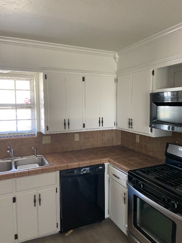 Building Photo - 1614 Pinewood Dr