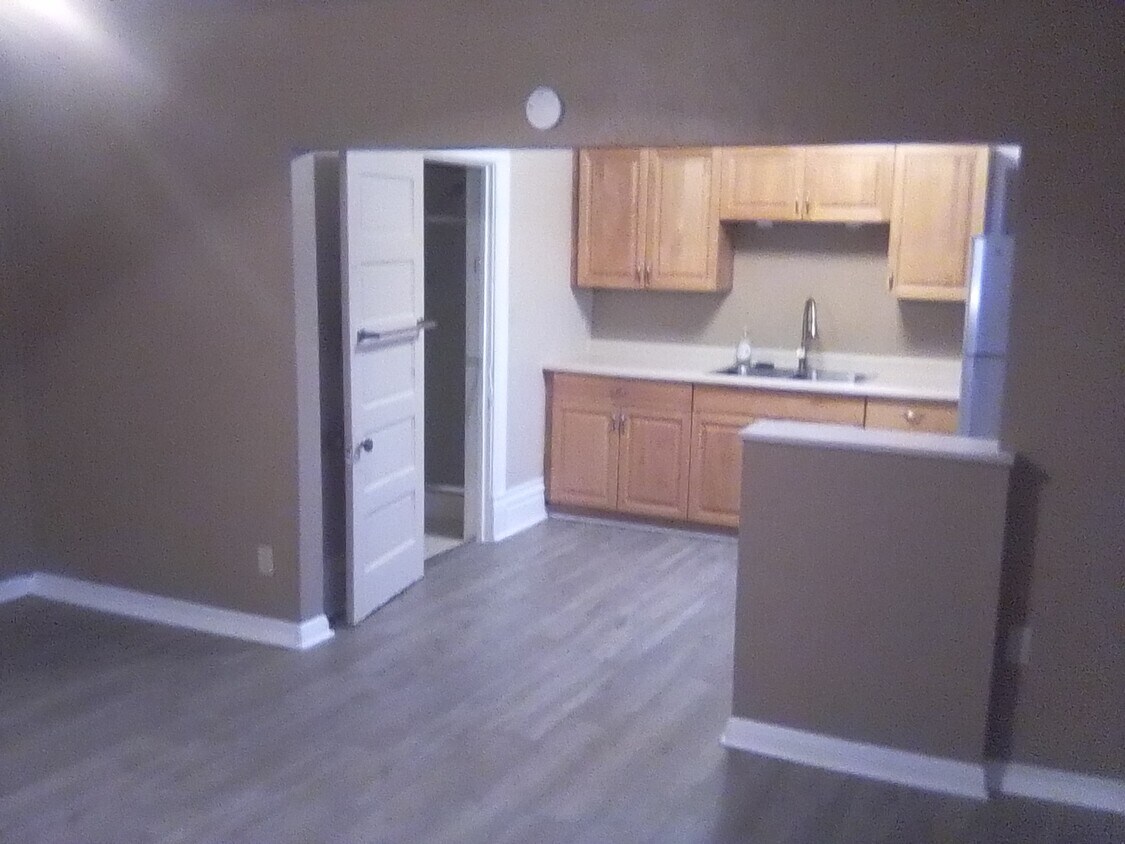 living room view into kitchen - 1124 Almaden St (Eugene, OR)