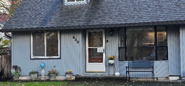 Building Photo - 930 NW Chelsea Ct