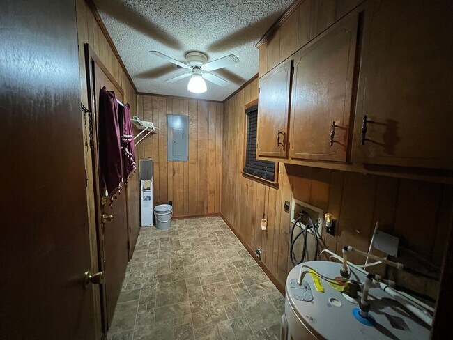 Building Photo - 4 bed 2 full bath house with a bonus room!