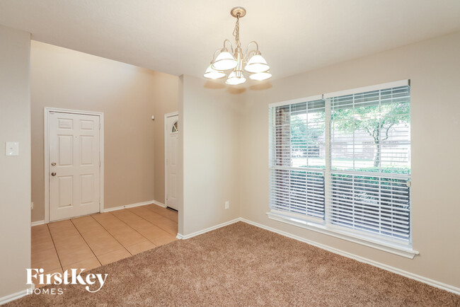 Foto del edificio - 8726 Elm Drake Ln