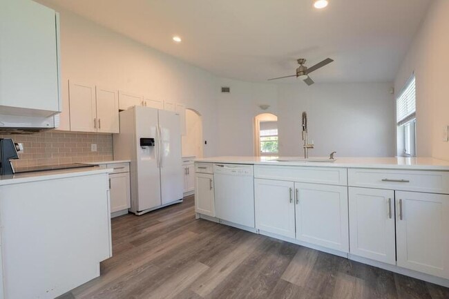 Foto del edificio - 10651 Buttonwood Lake Dr