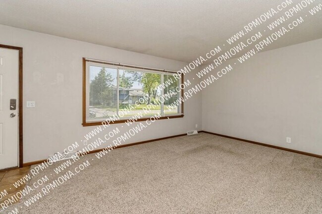 Foto del edificio - 2,000 FINISHED SQ FEET!! 4 Bedroom, 2 Bath...