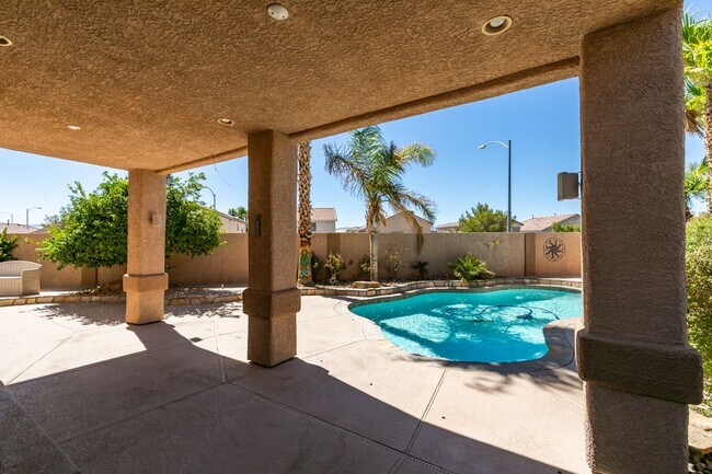Foto del edificio - BEAUTIFUL POOL HOME W/RV