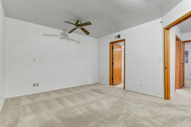 Foto del edificio - 1238 E Vogel Ave