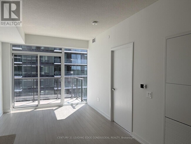 Photo du bâtiment - 4010 Eglinton Ave W