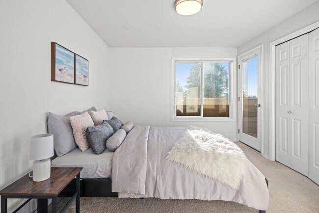 Foto del edificio - 3 bedroom Greenwood townhome with a view!