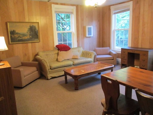 Foto del edificio - 208 Stewart Ave