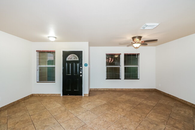 Building Photo - 5027 Oak Briar Ln