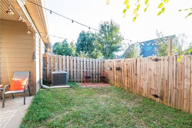 Building Photo - Modern 3-Bedroom Townhome with Private Bac...