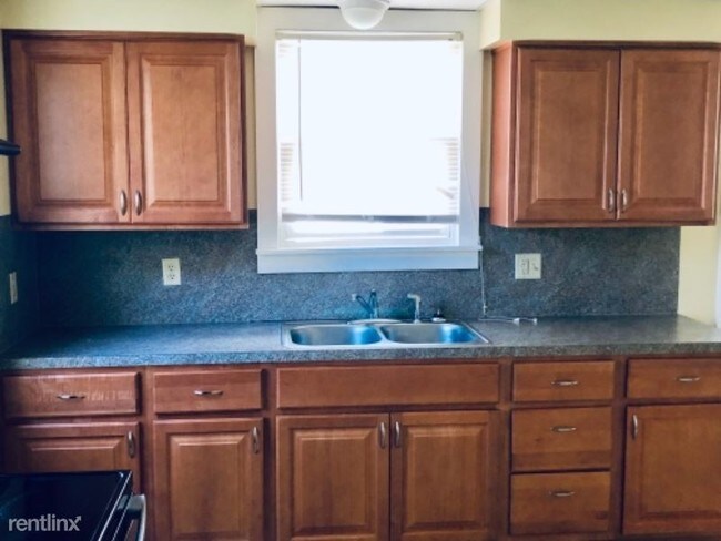 Building Photo - 2 br, 1 bath House - 108 N Main St B Unit B