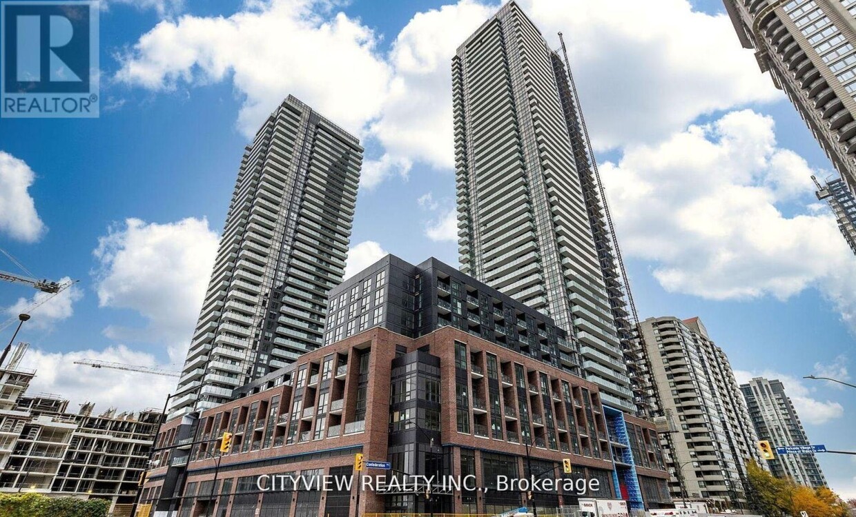 Photo principale - 430-2430 Square One Dr