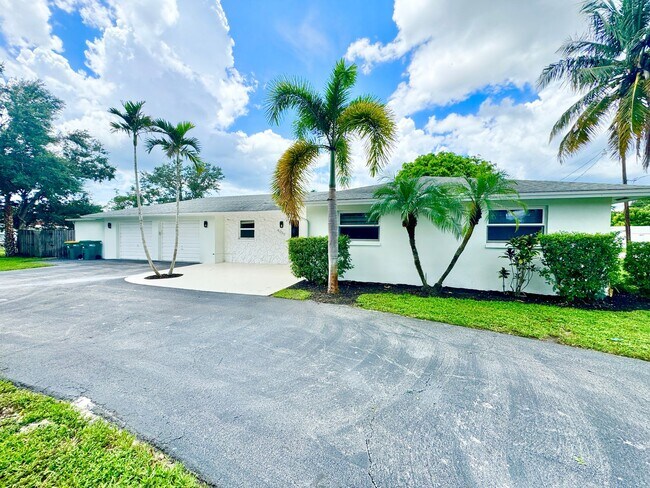 Building Photo - ** CENTRAL NAPLES ** 3 BED + DEN / 2 BATH ...