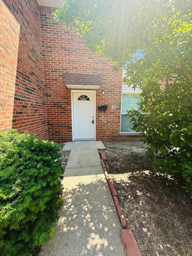 Building Photo - Cozy & Comfortable Condo!
