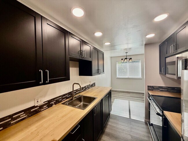 Foto del edificio - Beautiful 2 bed, 2 bath Shoreline Condo, $2495/mo.