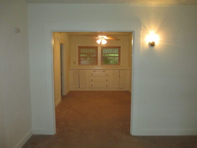 Building Photo - House with large yard near the UC Davis Me...