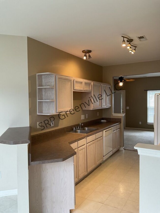 Foto del edificio - This beautiful brick, move-in-ready townho...