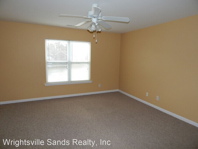 Building Photo - 2 br, 2 bath House - 4405 Jay Bird #204