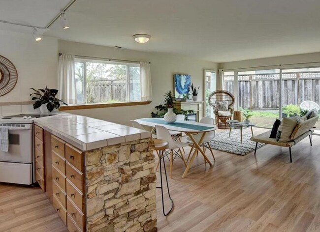 Foto del edificio - Spacious Sunlit filled Home on large lot, in desirable Aptos neighborhood with Panoramic Ocean Vi...