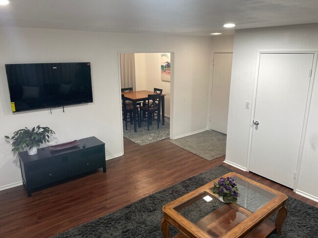 Foto del edificio - 7638 Newlin Ave