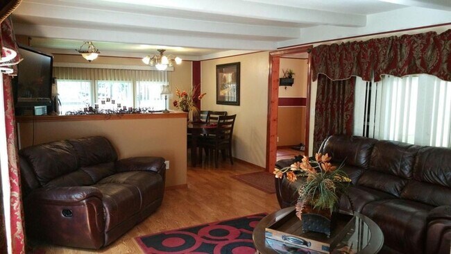 Building Photo - 3BD 2 BA House in Great Central Location!