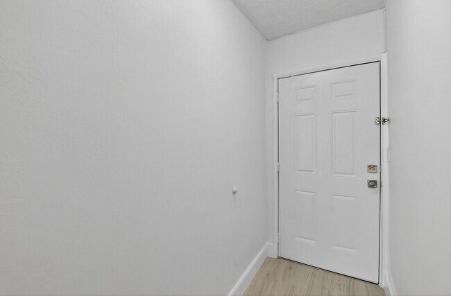 Foto del edificio - 1735 NE 164th St