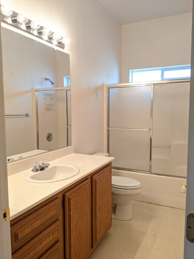 Building Photo - 351 Lark Dr