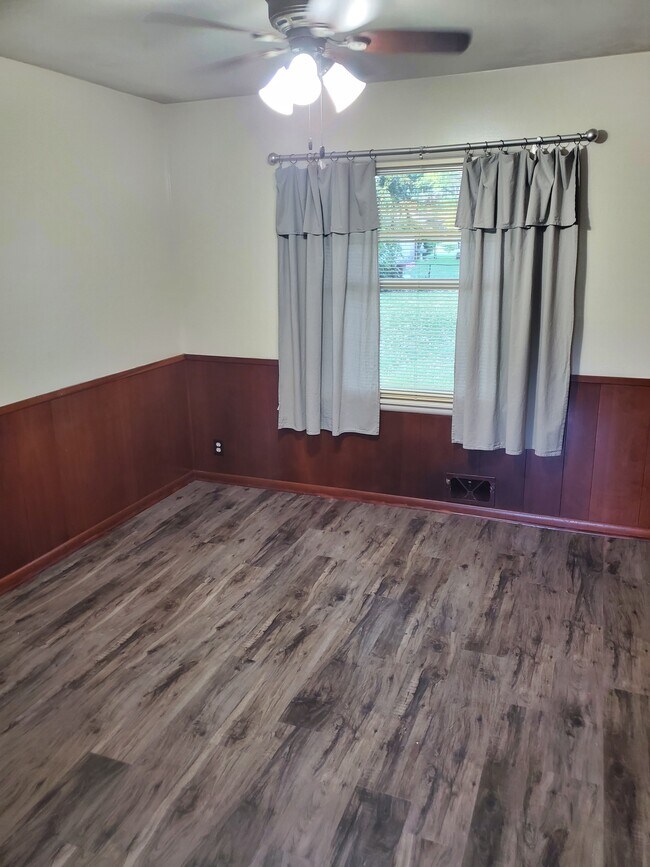 Building Photo - 3328 Oakwood Dr