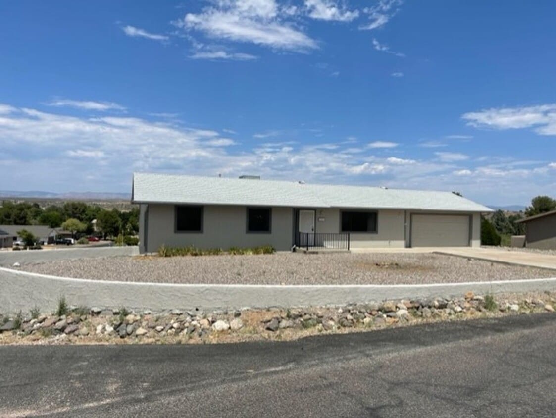 Primary Photo - 3 Bed 3 bath Home with a lot of space 2 se...