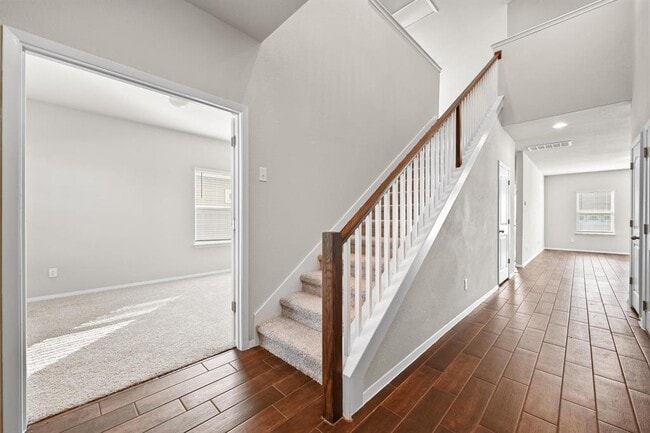 Building Photo - 215 Desperado Dr