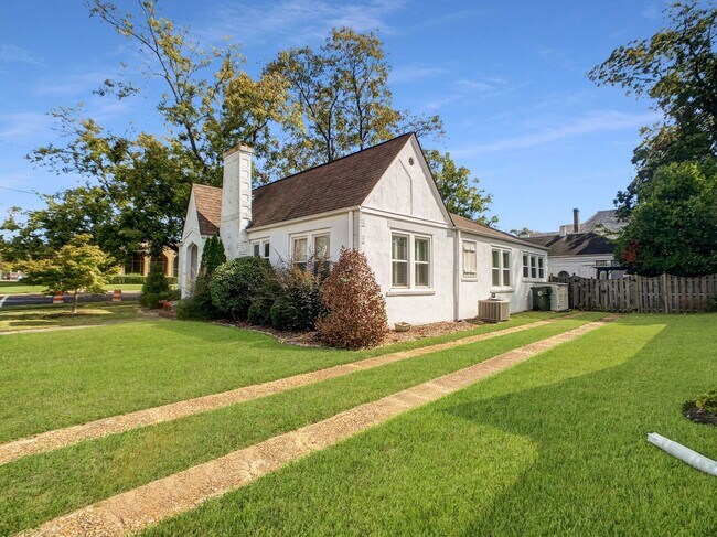 Building Photo - Available August 8th! Updated 3 bedroom, 2...