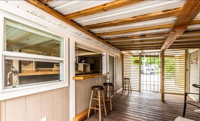 patio/área de reunión - 704 E Moneta Ave