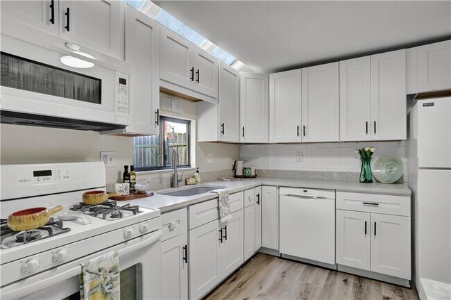 Building Photo - 3150 Camberly Dr