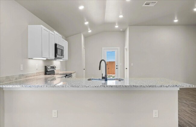 Building Photo - Stunning 3-Bedroom Home with Modern Finishes