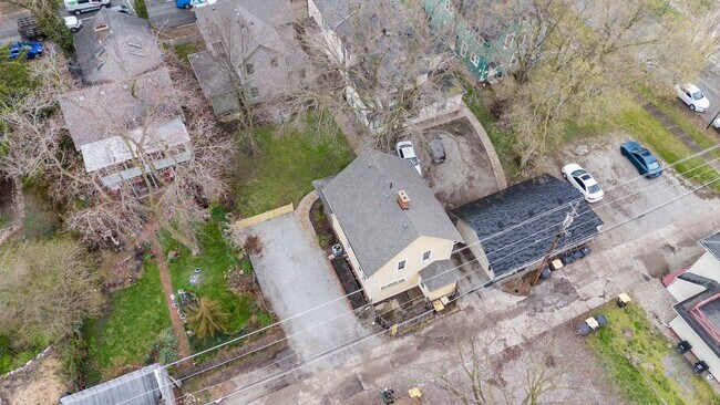 Foto del edificio - Single-family historic home in West Central with porch and private courtyard.