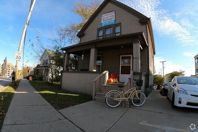 Building Photo - 807 S Main St