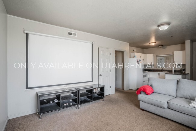 Building Photo - 878 E 700 N