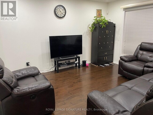 Photo du bâtiment - 1025 Barclay Cir