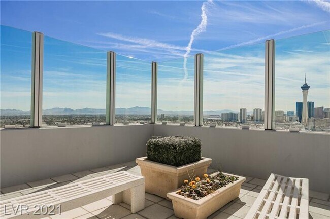 Foto del edificio - Sky-High Style in the Arts District – Loft Living at Newport