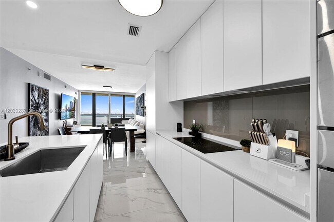 Foto del edificio - 700 NE 24th St