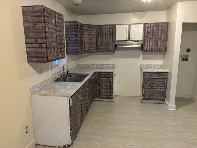 Foto del edificio - 2433 N Kenwood Ave
