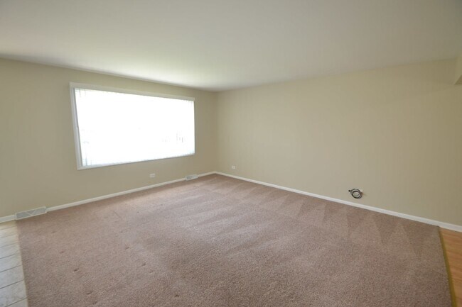 Building Photo - 952 Dearborn Cir