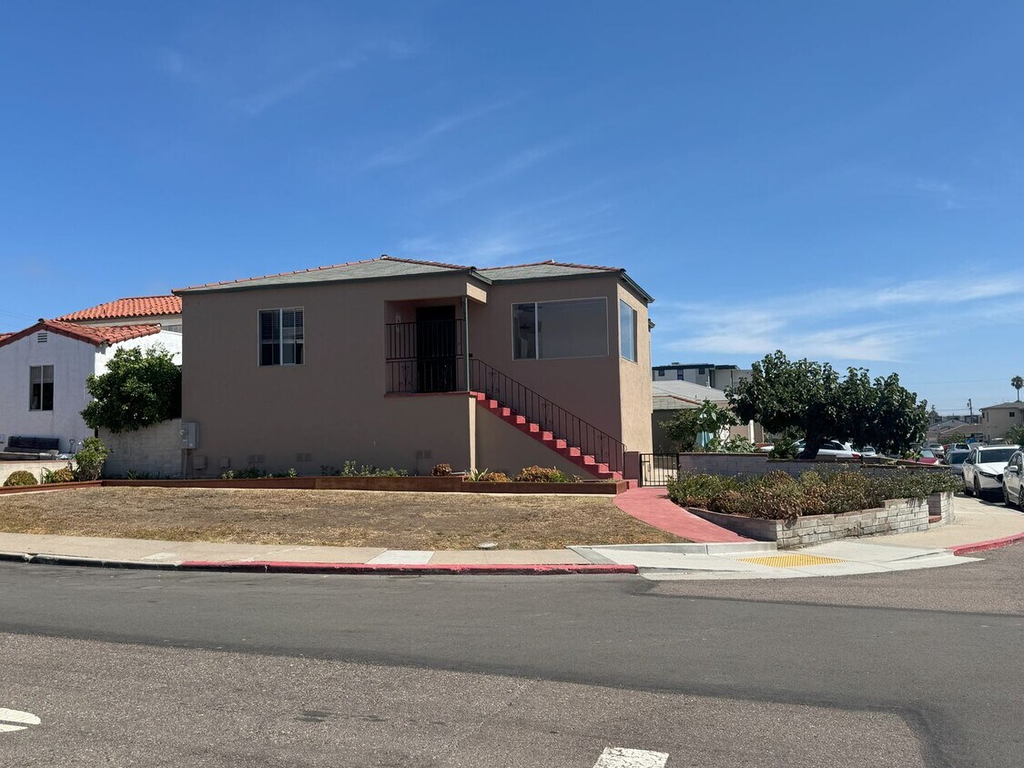 Foto principal - POINT LOMA HOME 4br-2.0 baths located on l...